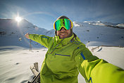 一名兴高采烈的男子在滑雪坡上自拍-日落时分