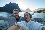 一对年轻夫妇在新西兰米尔福德湾自拍