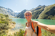 在新西兰徒步旅行的年轻女子的自画像