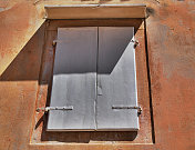 传统的达尔马提亚别墅窗户