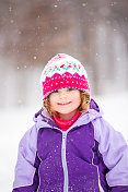 紫衣少女脸上有雪