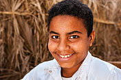 年轻的穆斯林男孩在西撒哈拉锡瓦绿洲的肖像