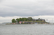芬兰赫尔辛基港口有旧军事废墟的岛屿