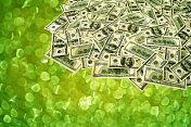 100元钞票上的绿色闪闪发光的背景