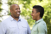 非裔美国人父亲和儿子