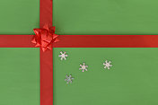 礼物包装在绿色与红色蝴蝶结和丝带。