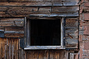 谷仓窗户与纹理木材