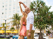 一对可爱的夫妇在迈阿密海滩享受假期
