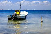 渔船抛锚，码头――坎昆，加勒比海热带天堂海滩