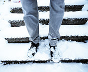 在雪覆盖的楼梯上的男人