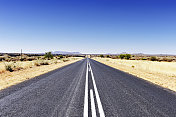 纳米比亚无尽的空旷的沥青公路