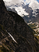 云后的weterstein山脉的Zugspitze雪峰