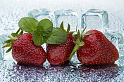 草莓配薄荷叶和冰块