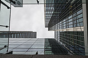 用玻璃和钢铁建造的企业办公大楼，英国伦敦