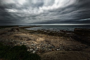爱尔兰海岸线上覆盖着海藻的岩石