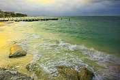 木制的乡村码头，戏剧性的加勒比海绿松石海滩日落全景