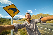 男游客在新西兰与几维鸟合影