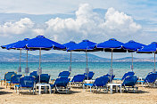 希腊，纳克索斯，基克拉迪群岛，海滩上的雨伞