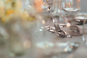 叉子和勺子放在装饰过的桌子上-使前景离焦