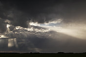 充满阳光和雨水的暴风雨天空