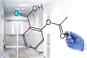 在医院走廊里写着阿司匹林配方