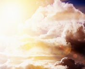 阳光照耀的云图:太阳戏剧性地冲破乌云
