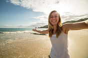 一名年轻白人女性在海滩上自拍