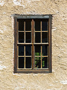粗糙的赭色墙壁和老式窗户在中弗兰科尼亚