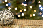 圣诞树与传统的木制装饰
