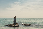 孤独的人，在Pedn Vounder海滩的一块岩石上伸展