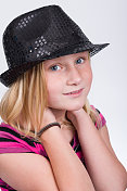 年轻女孩穿着时尚的衣服和帽子