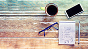 咖啡杯，智能手机，眼镜，笔和笔记本