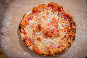 美食披萨出自木材烧披萨烤箱