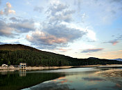 日落前的山湖