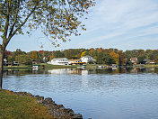 宾夕法尼亚湖上的秋天