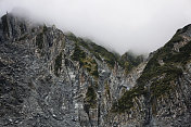 新西兰南阿尔卑斯山雾蒙蒙的山峰