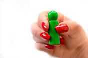 手里握着一枚绿色棋子的女人