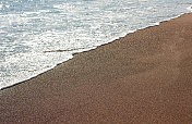 柔软的海浪在沙滩上