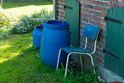 乡村静物椅、砖墙、雨桶