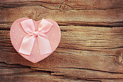 心形的情人节礼物盒放在木板上