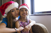 亚洲母亲和孩子庆祝圣诞节