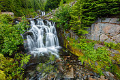 华盛顿州雷尼尔山国家公园的阳光溪瀑布