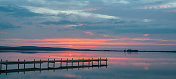 日落美景湖与码头