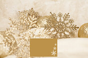圣诞装饰品，金色雪花配节日贺卡。
