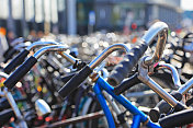 在荷兰阿姆斯特丹市中心停放的自行车