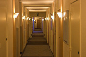 比利时建筑有灯走廊