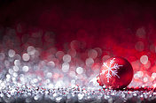 散焦灯上的圣诞装饰品。装饰红色白色