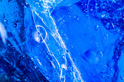 冰冻冰的宏观蓝色色调。