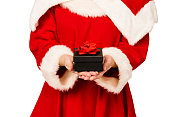 穿着圣诞老人服装拿着礼物的女人