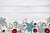 白色的木桌上摆着圣诞节的背景